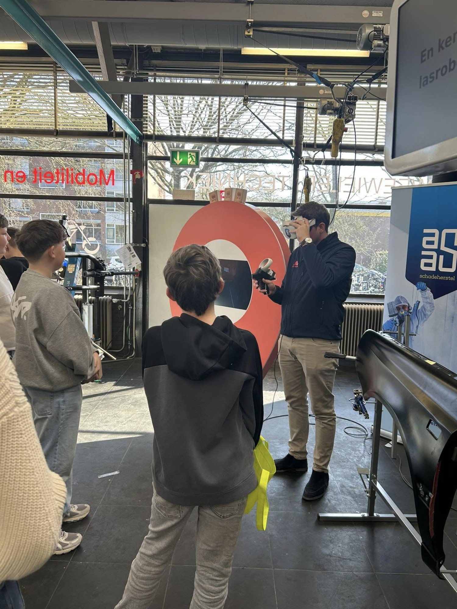 Techniek Tastbaar Deventer: Kinderen maken kennis met autoschadeherstel